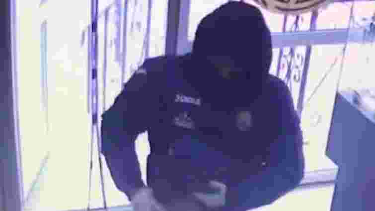Озброєний чоловік спробував пограбувати ювелірну крамницю у Львові