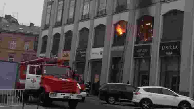 У центрі Львова виникла пожежа у ТЦ «Магнус» 