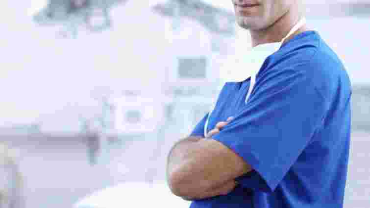 Чоловіків-медиків офіційно припинять називати «медсестрами» і «акушерками»