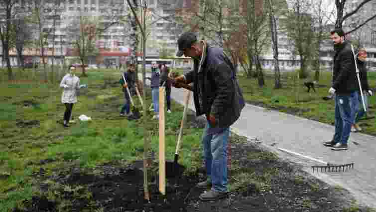Під час толоки у парках Львова висадили понад сотню дерев та кущів