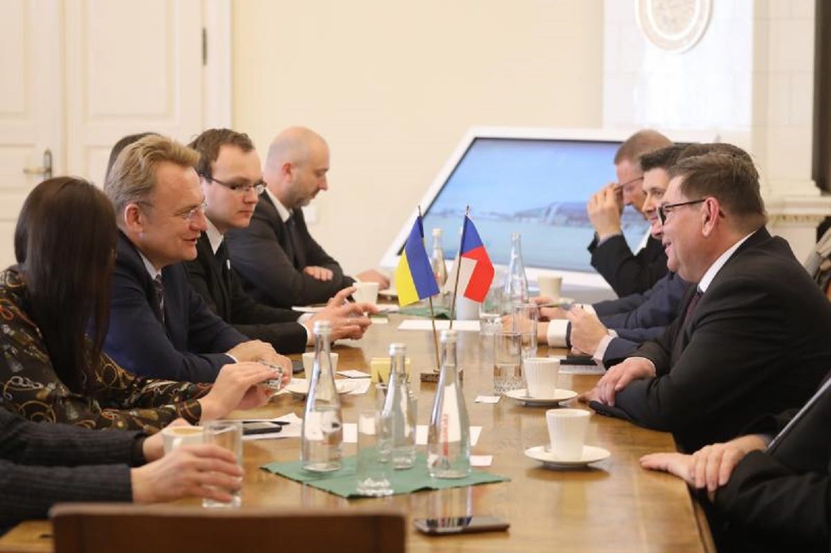 У Львові обговорили питання авіасполучення з Чехією