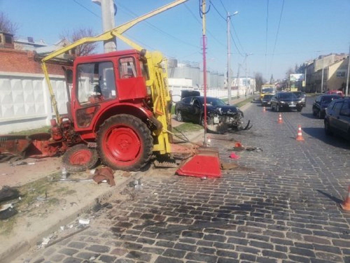 Львівська мерія судитиметься з водієм Lexus, який пошкодив у ДТП комунальний трактор