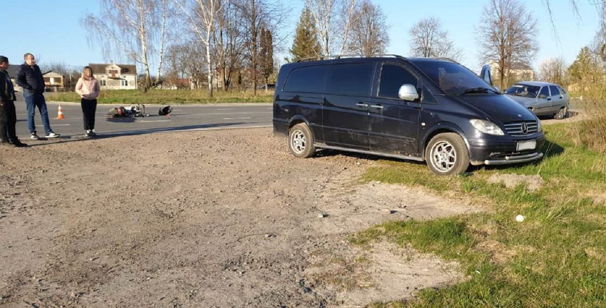 У ДТП з мікроавтобусом на Львівщині постраждав водій мопеда
