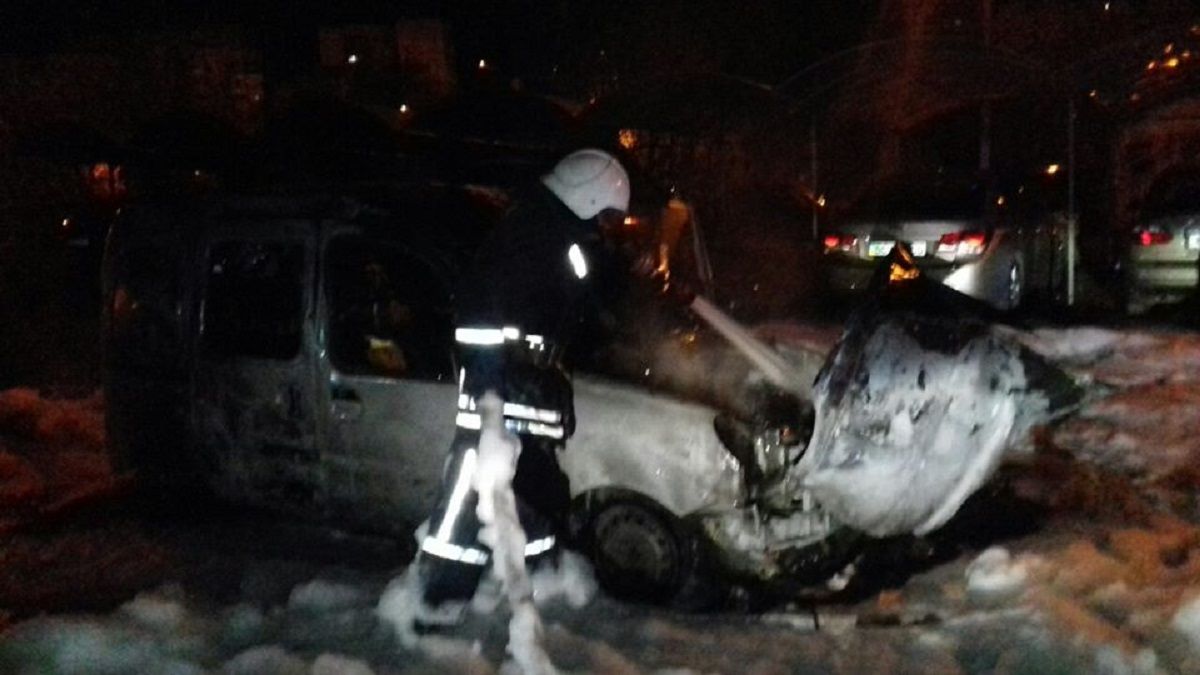 На автостоянці у Львові згорів автомобіль