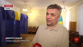 Окружні комісії роздають бюлетені усім дільницям