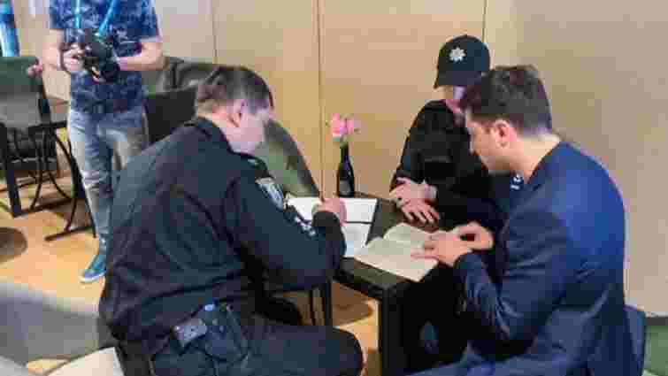 Поліція в штабі Зеленського виписала йому протокол за показ заповненого бюлетеня