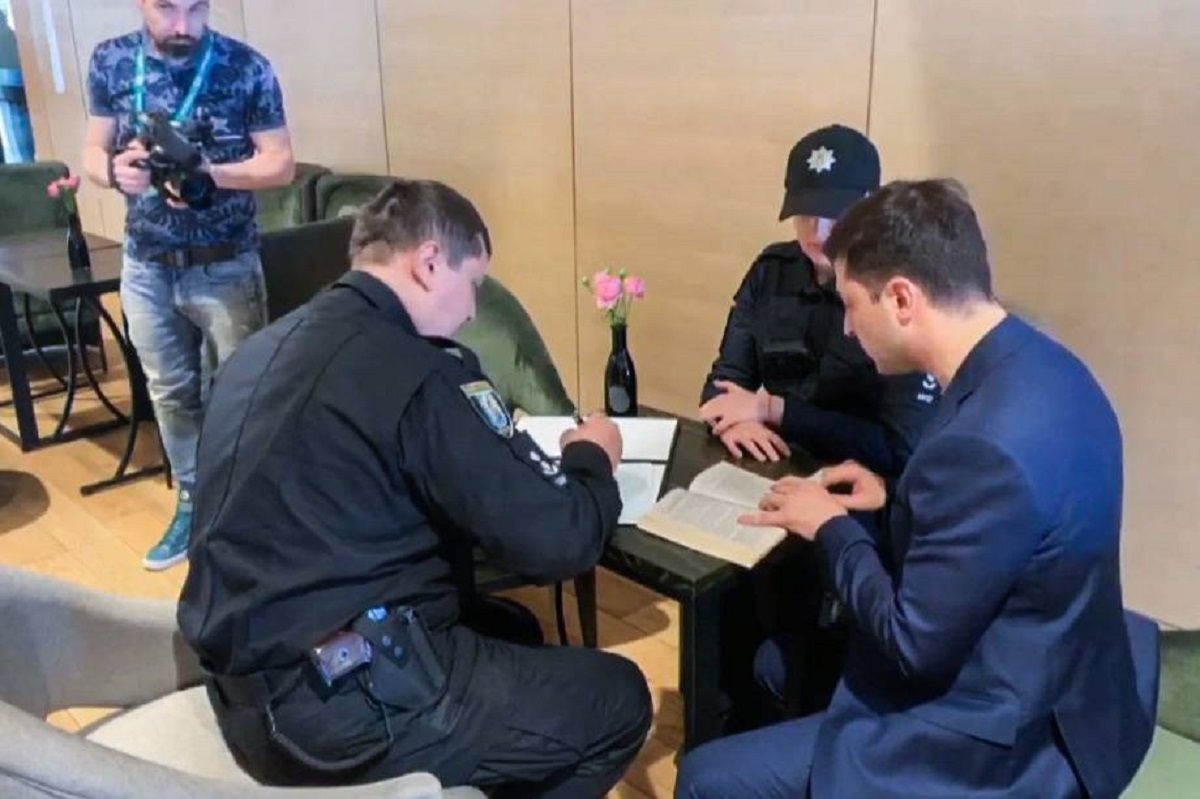Поліція в штабі Зеленського виписала йому протокол за показ заповненого бюлетеня