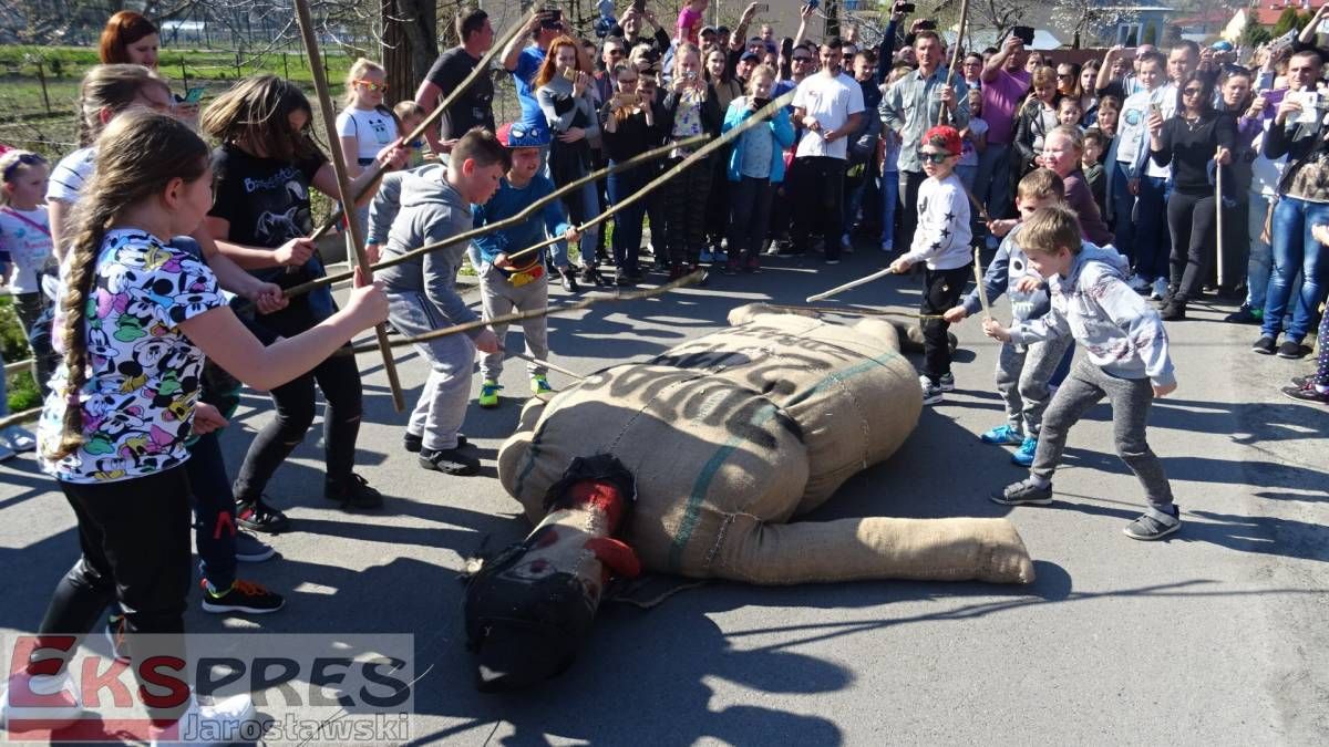 У польському містечку відновили давню традицію спалення опудала єврея