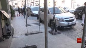 Із будинку на площі Міцкевича відпав шматок фасаду