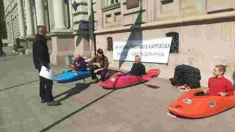 Екоактивісти пікетували ЛОДА, протестуючи проти будівництва малих ГЕС на річках області