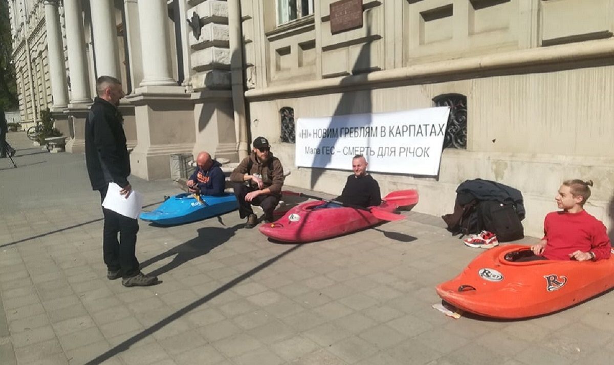 Екоактивісти пікетували ЛОДА, протестуючи проти будівництва малих ГЕС на річках області