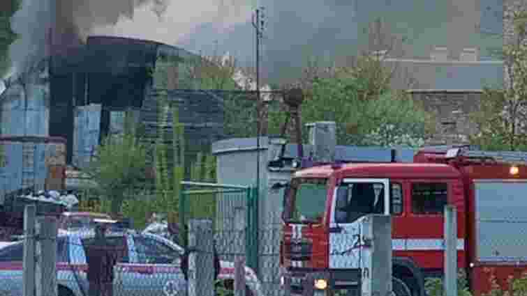 Біля заводу «Ензим» у Львові виникла масштабна пожежа на складах