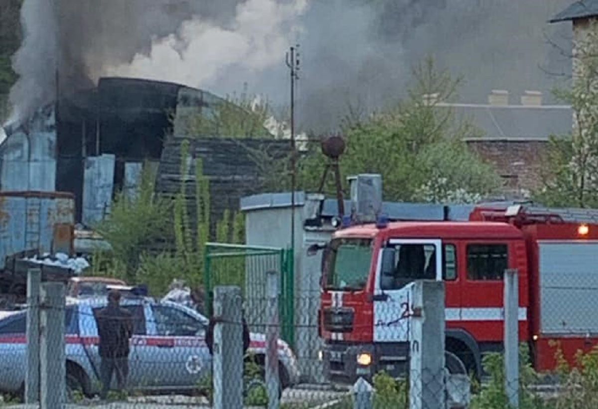 Біля заводу «Ензим» у Львові виникла масштабна пожежа на складах