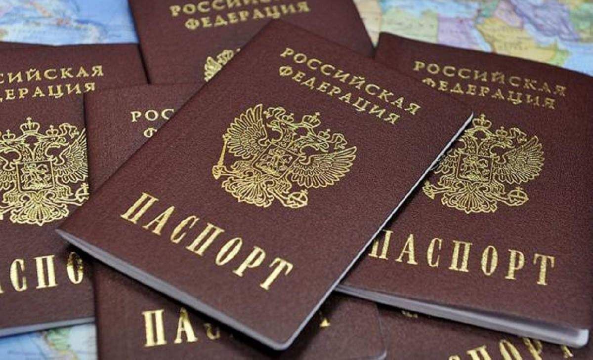 Путін підписав указ про видачу російських паспортів жителям окупованого Донбасу