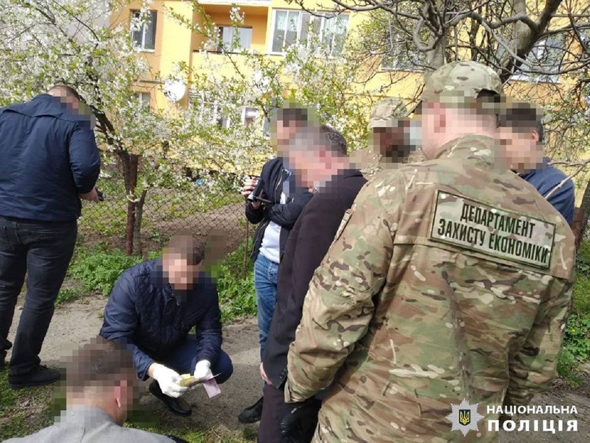 На Львівщині на хабарі затримали керівника відділу РДА та сільського голову
