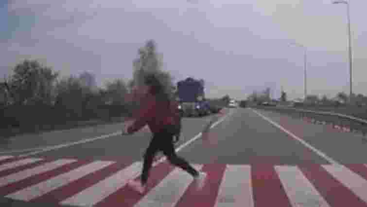 На трасі Київ–Чоп на Львівщині вантажівка збила на пішохідному переході 15-річну дівчину