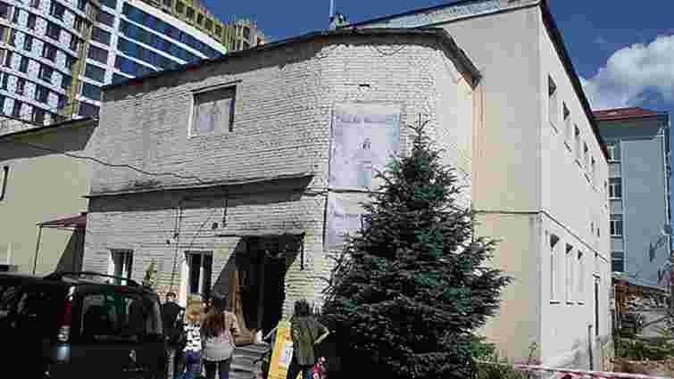 Через земельний спір львівський готельєр подав до суду на протестантську церкву