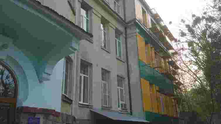 На вимогу львівської мерії інфекційна лікарня демонтує утеплення фасаду