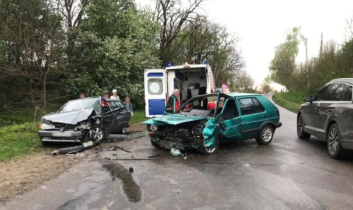 У потрійній ДТП в Чернівецькій області постраждали п'ятеро людей