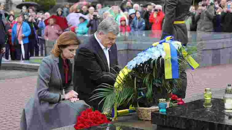 Петро Порошенко вшанував пам'ять героїв Небесної Сотні та військових на Личаківському цвинтарі