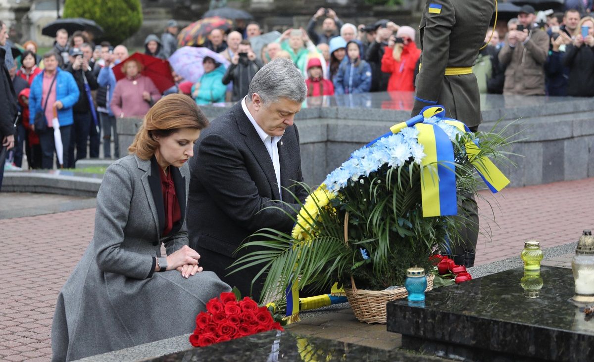 Петро Порошенко вшанував пам'ять героїв Небесної Сотні та військових на Личаківському цвинтарі