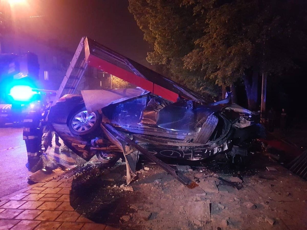 У Львові рятувальники вивільняли із BMW поляка, який напідпитку в’їхав у рекламний щит 
