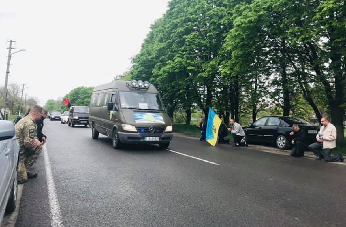 Мешканці Радехівщини на колінах зустрічали кортеж із тілом бійця АТО Володимира Куцика