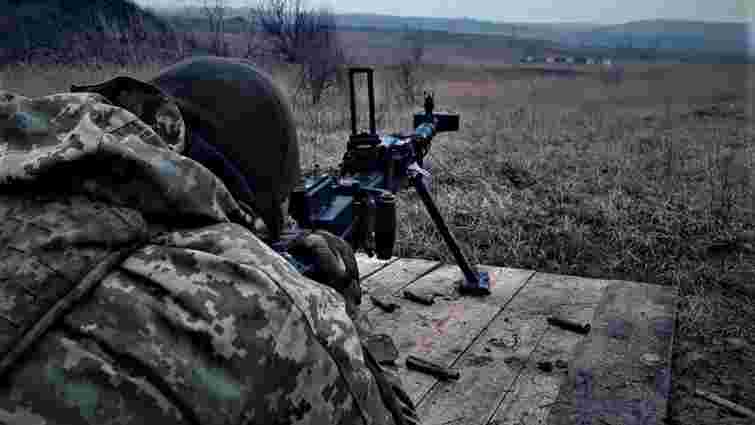 На Донбасі під час обстрілів поранили двох українських військових 