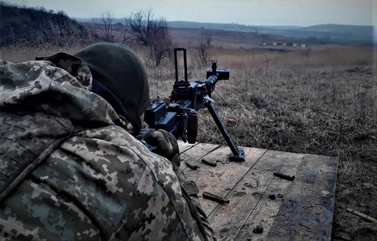 На Донбасі під час обстрілів поранили двох українських військових 