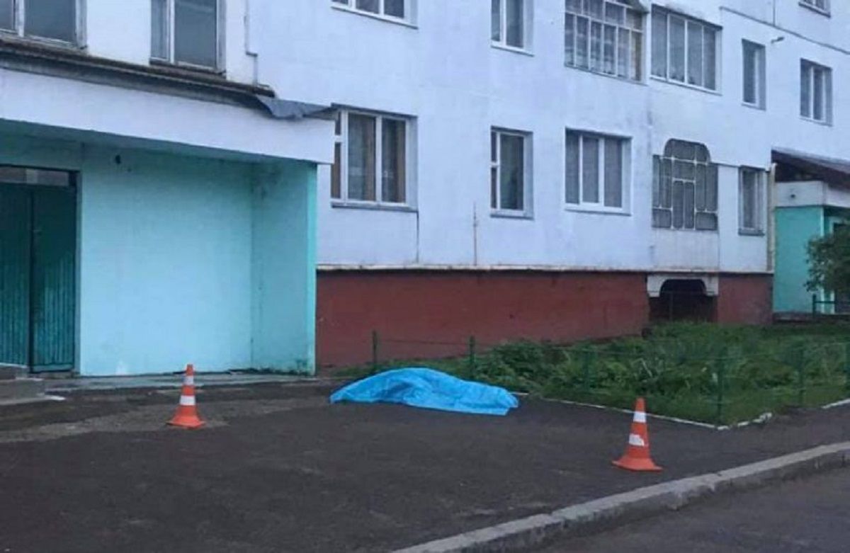 Біля багатоповерхівки у Новояворівську знайшли тіло 15-річної дівчини