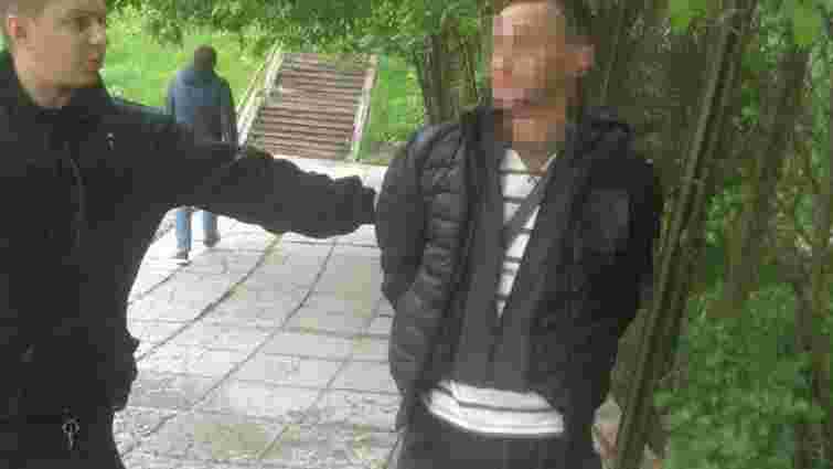 
Львівські патрульні затримали 37-річного чоловіка, який вимагав викуп за вкрадені речі 
