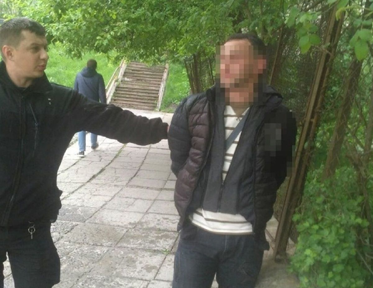 
Львівські патрульні затримали 37-річного чоловіка, який вимагав викуп за вкрадені речі 
