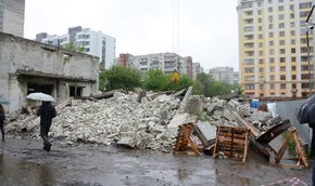 На проспекті Чорновола у Львові знесли незаконну будівлю