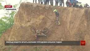 Екстремали на мотоциклах позмагалися у перегонах піщаним кар’єром на Львівщині