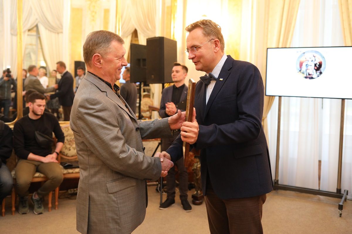 Міський голова Львова відзначив нагородами енергетиків з нагоди 125-річчя електрифікації області