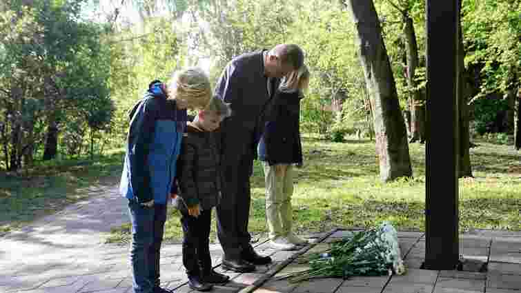 Мер Львова з синами вшанували пам'ять загиблих на місці колишнього концтабору «Шталаг-328»