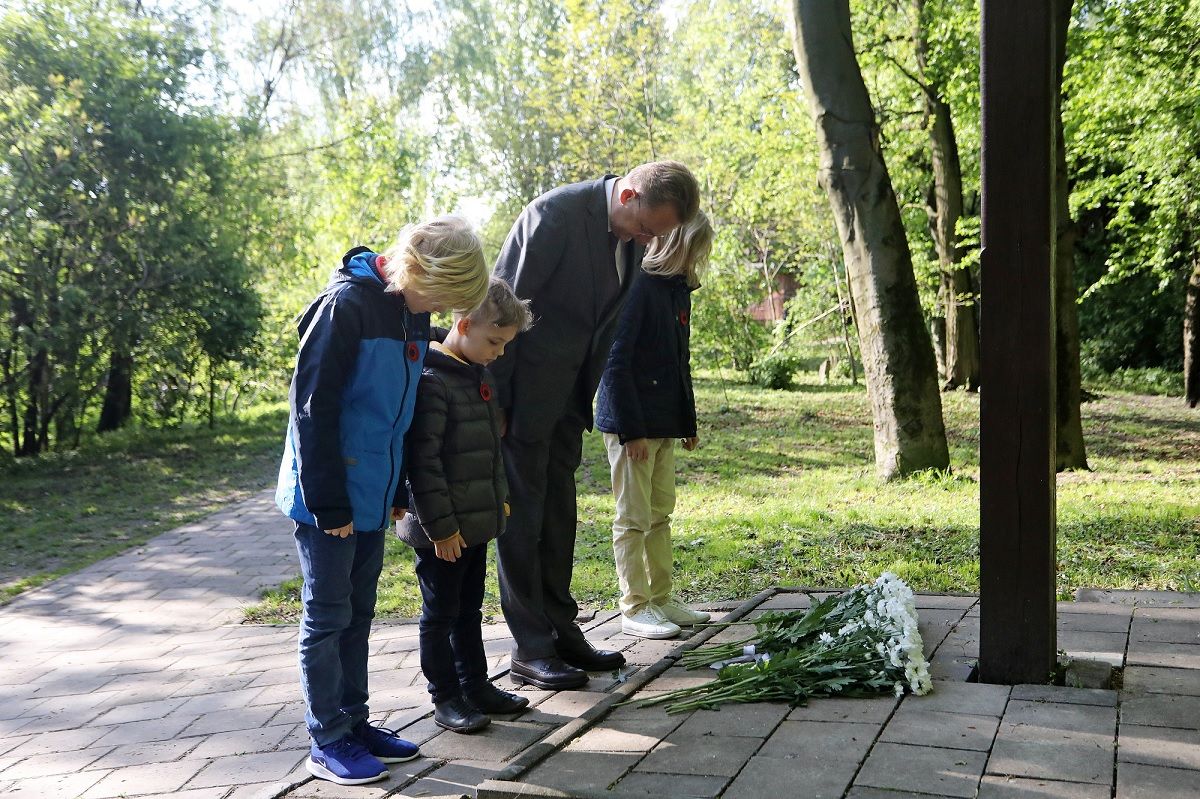 Мер Львова з синами вшанували пам'ять загиблих на місці колишнього концтабору «Шталаг-328»