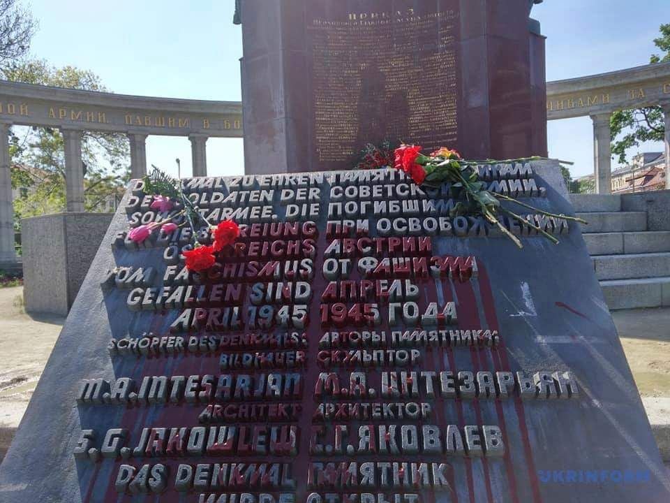 Облитий пам’ятник радянським воїнам у Відні, фото «Укрінформу»