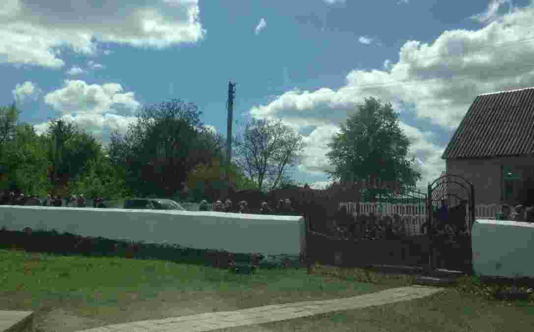 Біля сільської церкви зібралося близько 80 прихильників двох релігійних громад Біля сільської церкви зібралося близько 80 прихильників двох релігійних громад