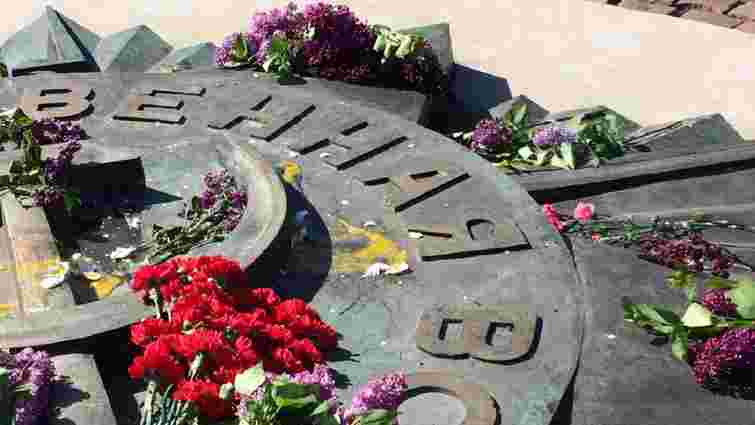 У Львові 35-річний чоловік обкидав яйцями радянський військовий меморіал на Пагорбі слави
