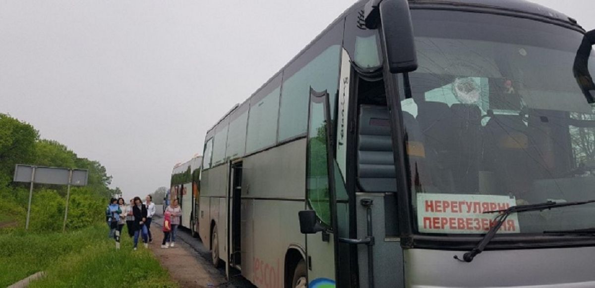 Під Кривим Рогом невідомі в балаклавах закидали камінням два автобуси