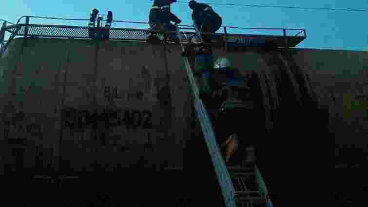 На Львівщині рятувальники знімали із даху потяга 18-річного хлопця, якого вдарило струмом 
