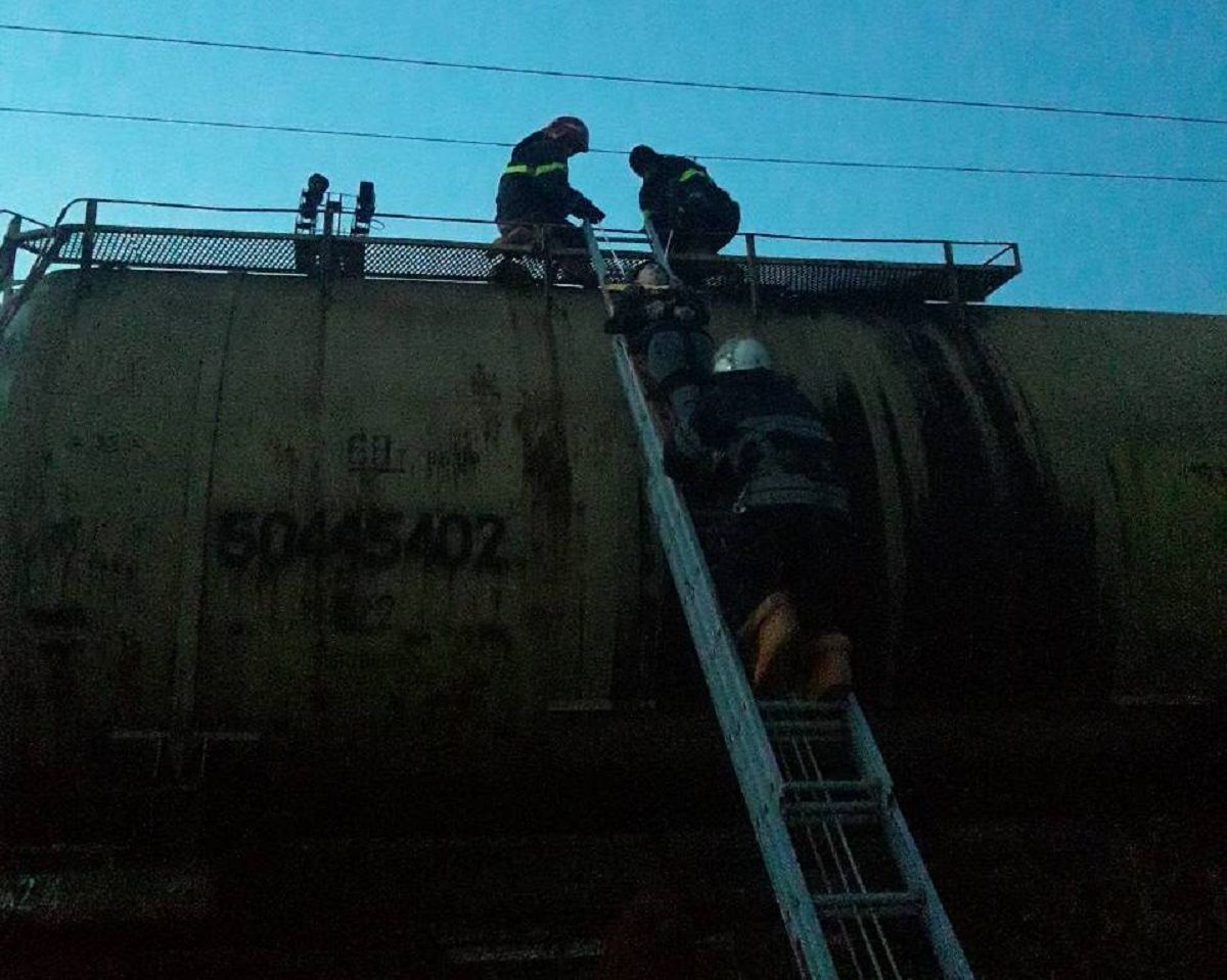 На Львівщині рятувальники знімали із даху потяга 18-річного хлопця, якого вдарило струмом 