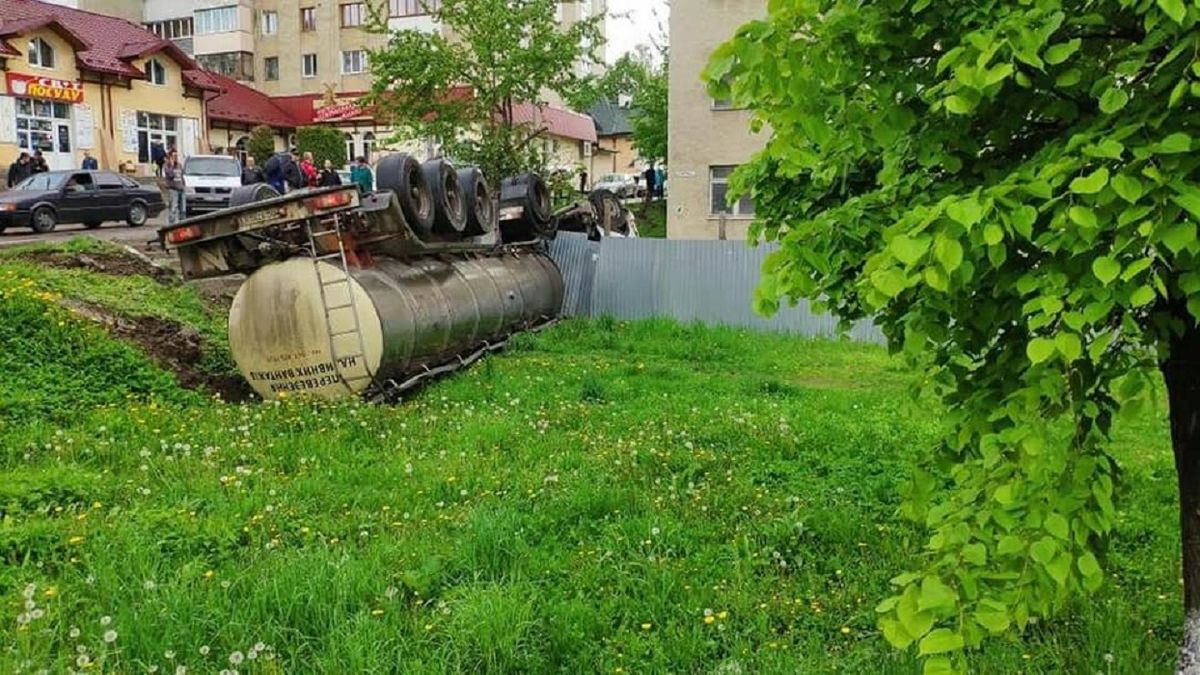 У Трускавці автоцистерна вилетіла на узбіччя і перевернулась