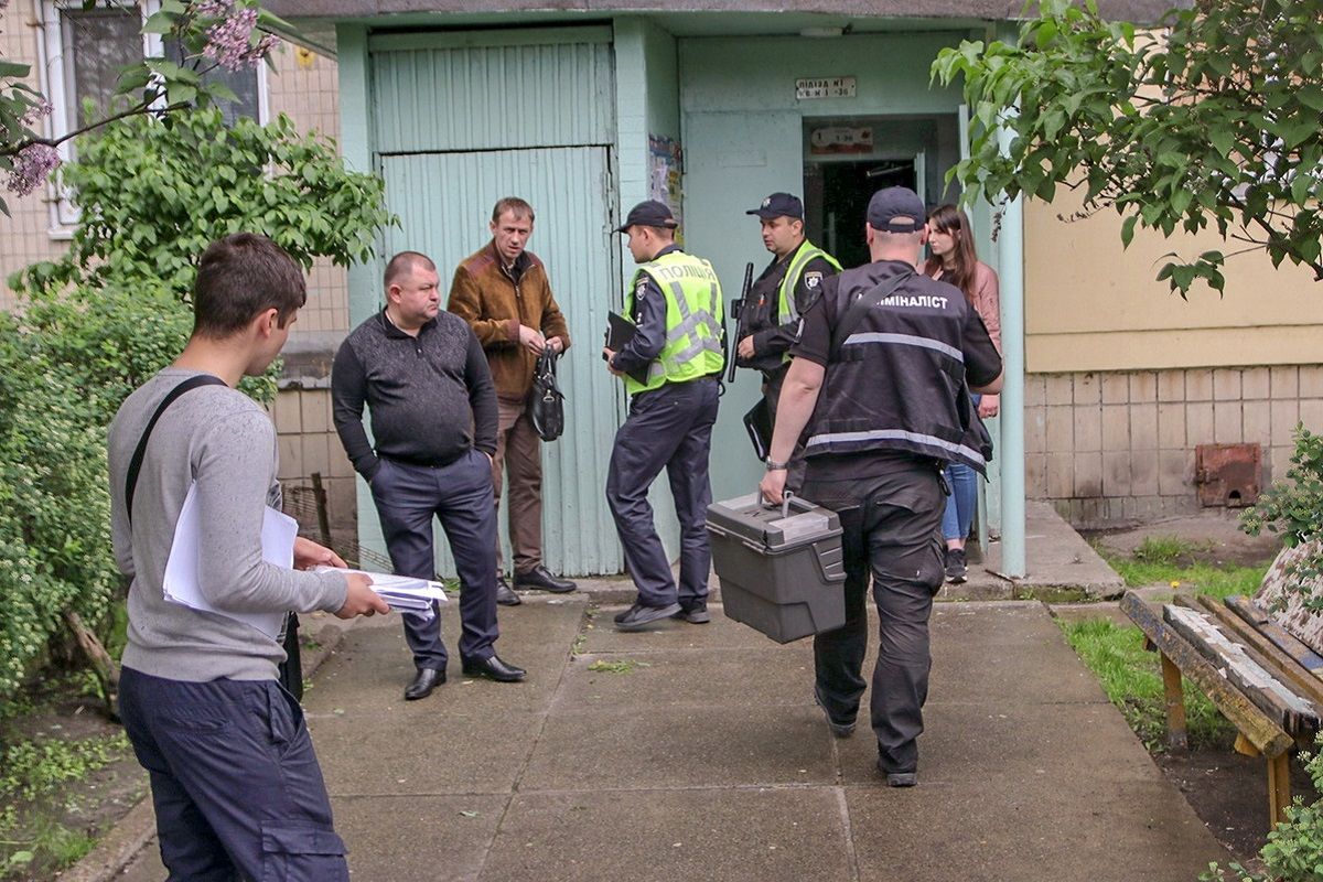 В київській квартирі знайшли виснажену дворічну дівчинку з мертвими батьками