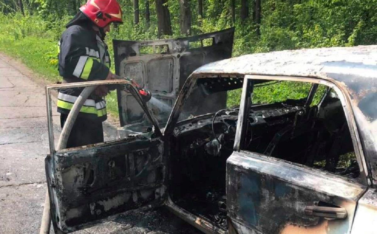 На Львівщині під час руху загорівся автомобіль ВАЗ