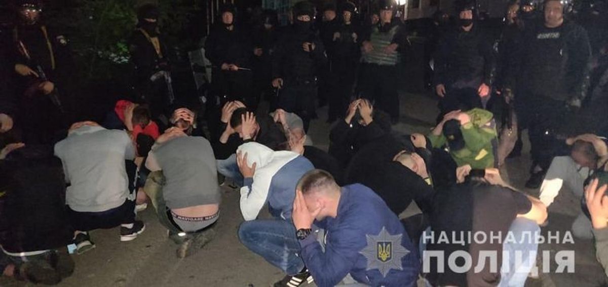 У Вінниці правоохоронці затримали 50 зловмисників, які захопили завод