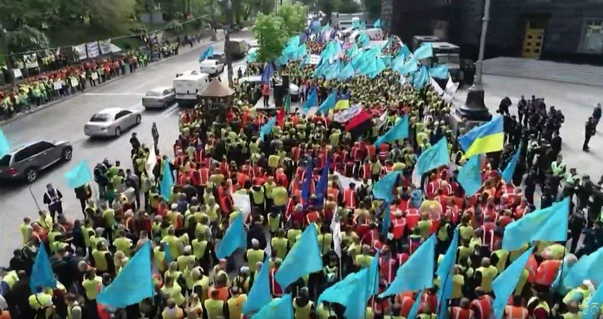 Залізничники вийшли до будівлі уряду на протест з вимогою підвищити зарплату