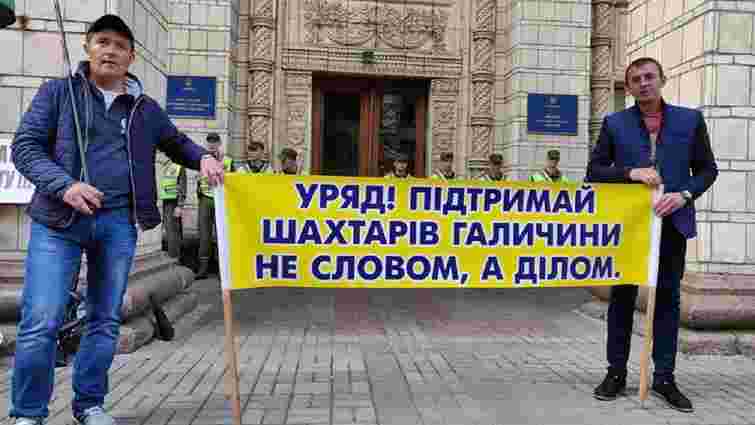 Шахтарі ДП «Львівугілля» вийшли на пікет у Києві через заборговану зарплату