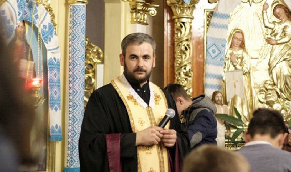 Священик УГКЦ відмовився відправляти панахиди на могилах зі штучними квітами